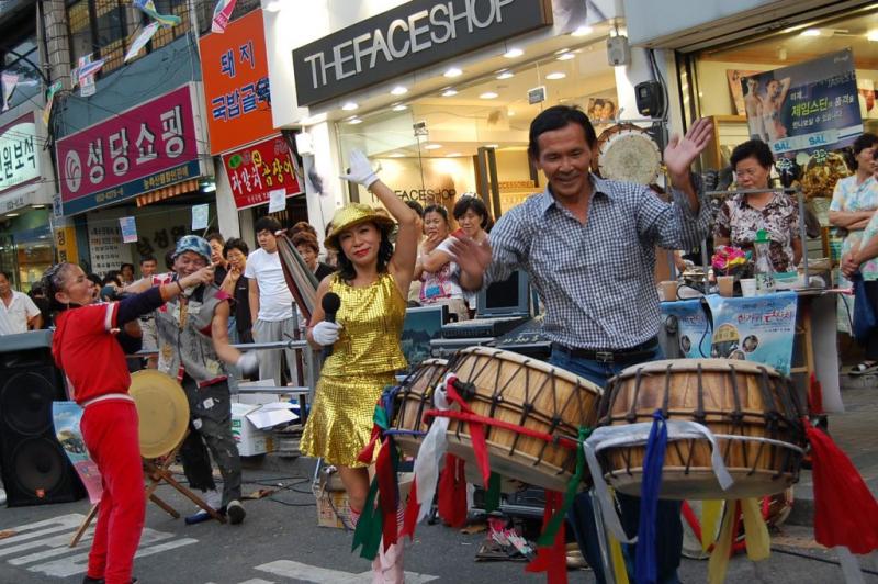 Фестиваль традиционных спиртных напитков и рисовых лепешек